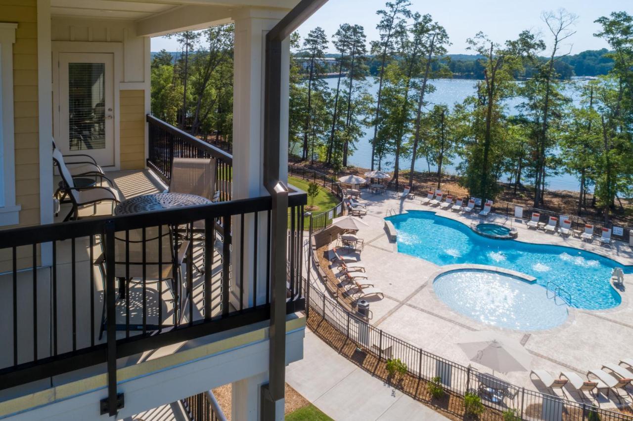 1 Bedroom Suites with Kitchen, Lakeside View, and King Bed