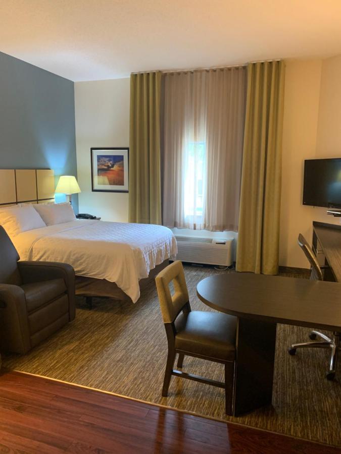 Queen Studio Suite with Bath Tub - Mobility Accessible - Non-Smoking