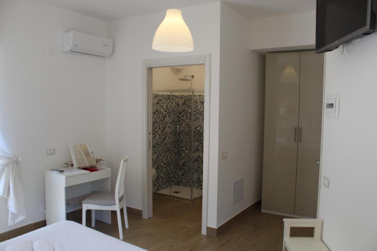 Habitación con cama extragrande.