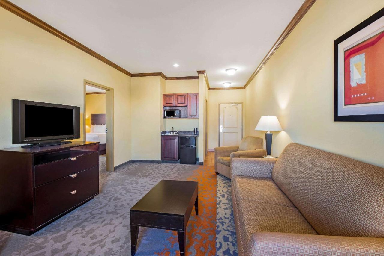 Deluxe Family Suite - Non-Smoking