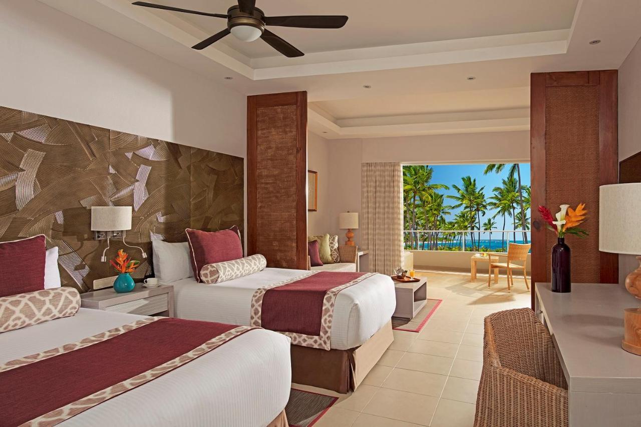 Alojamiento Deluxe Preferred Club con cama extragrande y vistas a la piscina