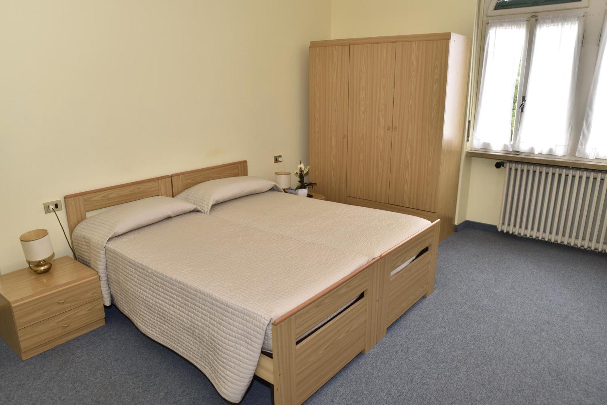 Doppel- oder Zweibettzimmer