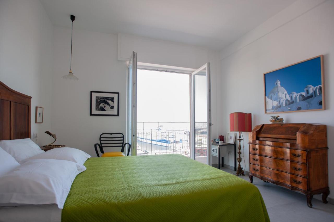 Deluxe tweepersoonskamer met balkon en uitzicht op zee