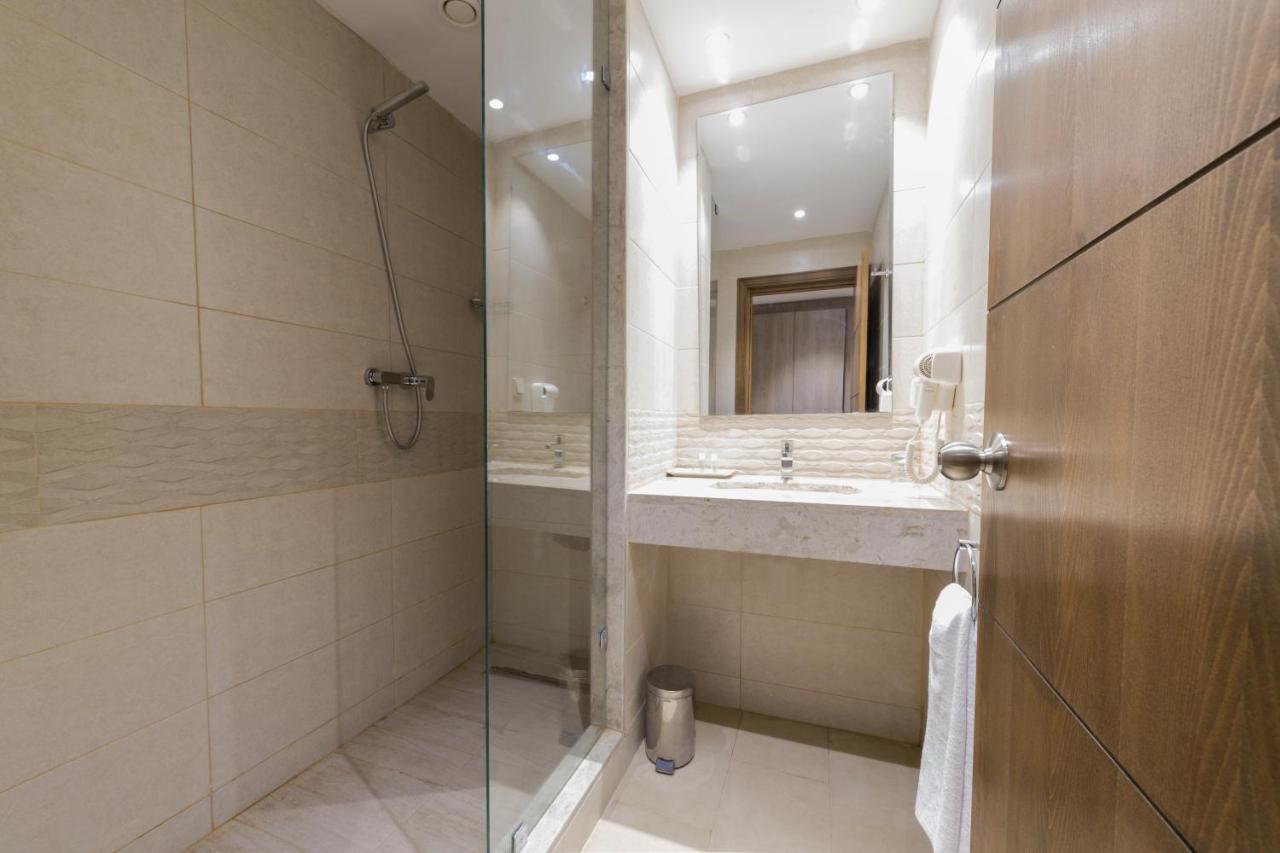 Chambre Triple (2 Adultes & 1 Enfant)