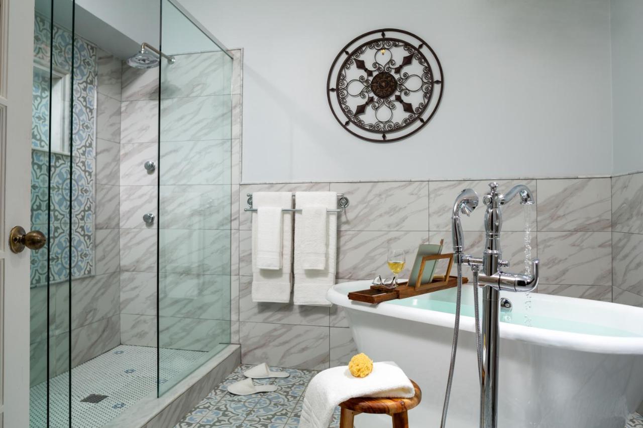 Queen Cottage with Spa Bath (Burgess)