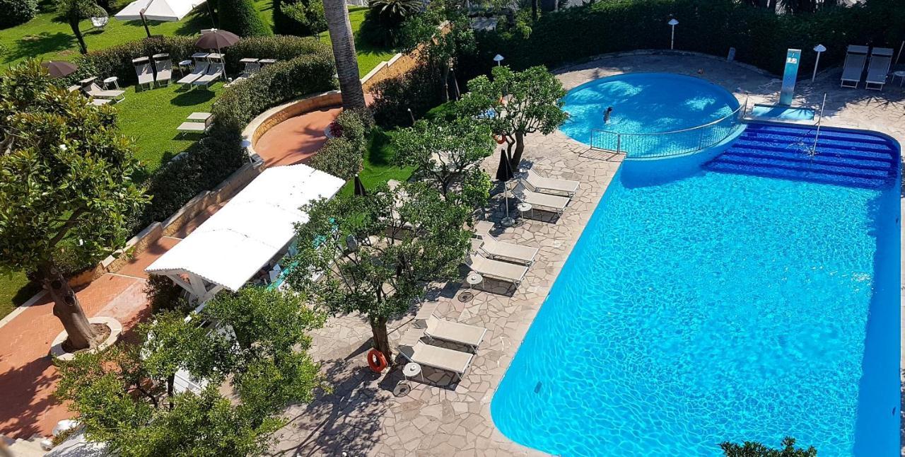 Camera Superior Matrimoniale/Doppia con Letti Singoli con Vista Piscina