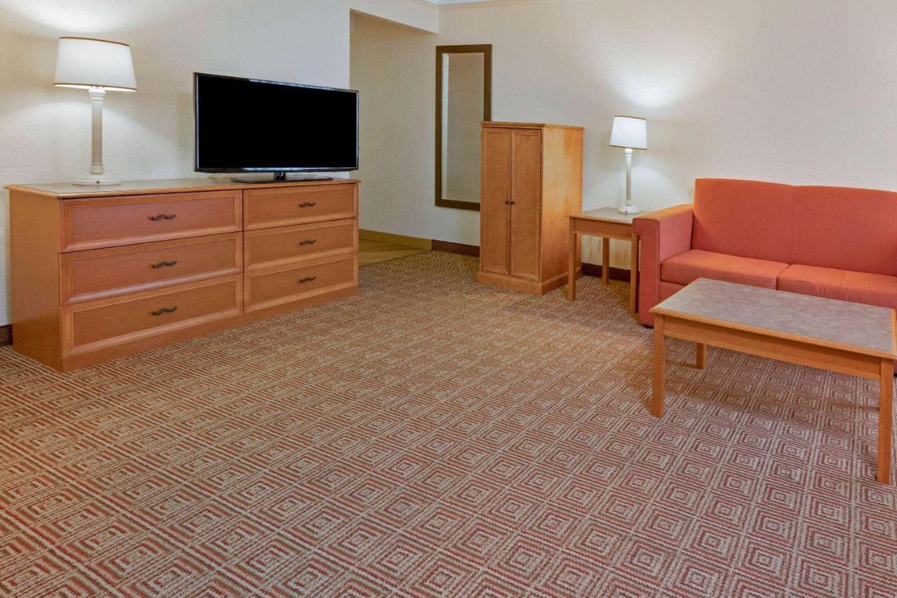 Deluxe King Room - Non-Smoking