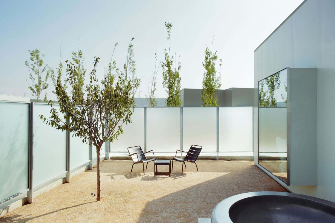 Cubo con bañera exterior y patio privado
