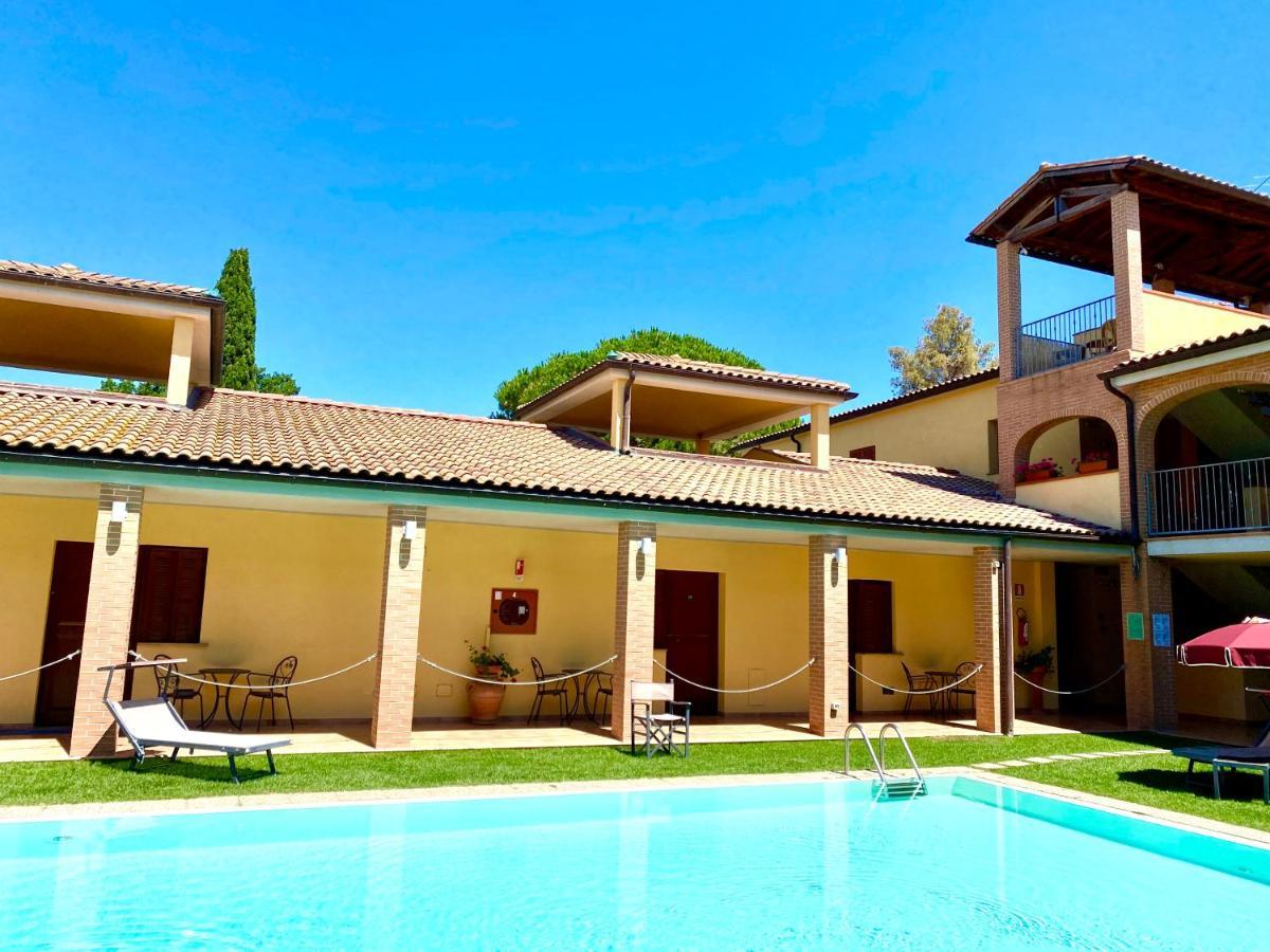 Camera Matrimoniale con Vista Piscina
