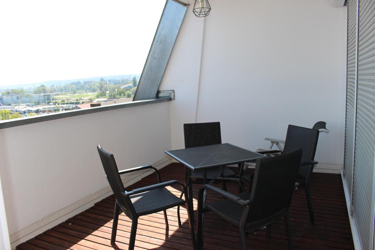 Familienzimmer mit Balkon und Klimaanlage