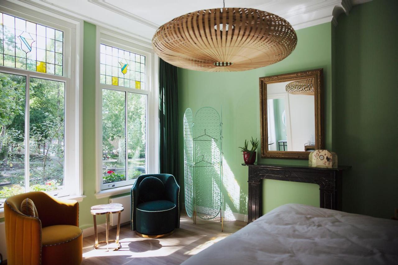 Zimmer mit Kingsize-Bett und Balkon