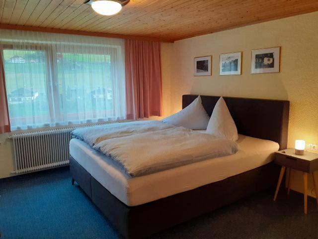 Driepersoonskamer met Balkon en Gedeelde Badkamer