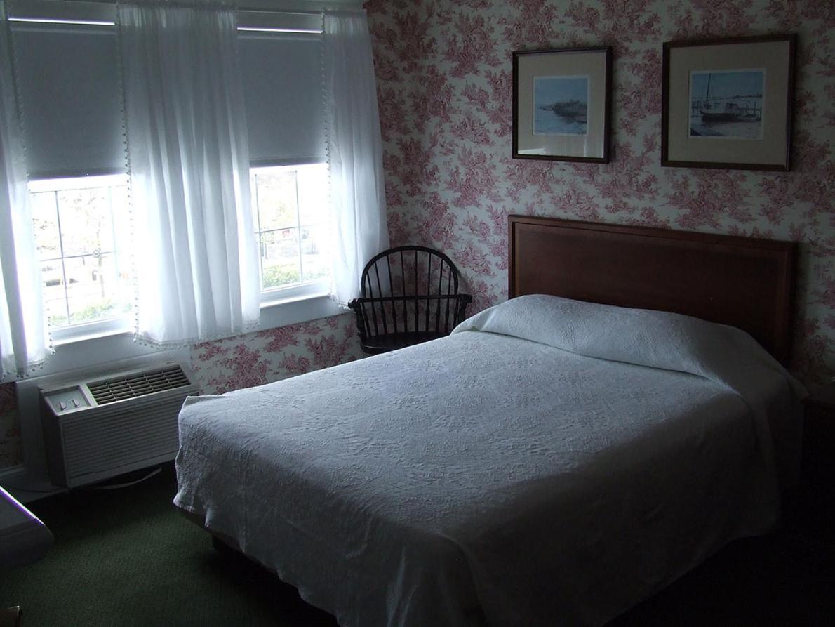 Standard Queen Room