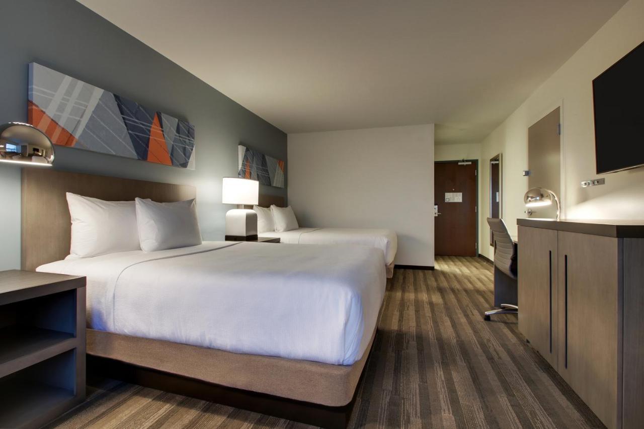 Den Guestroom with Two Queen Beds