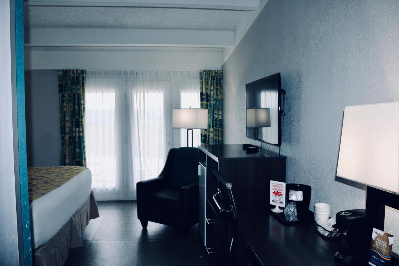 Deluxe King Suite - Non-Smoking