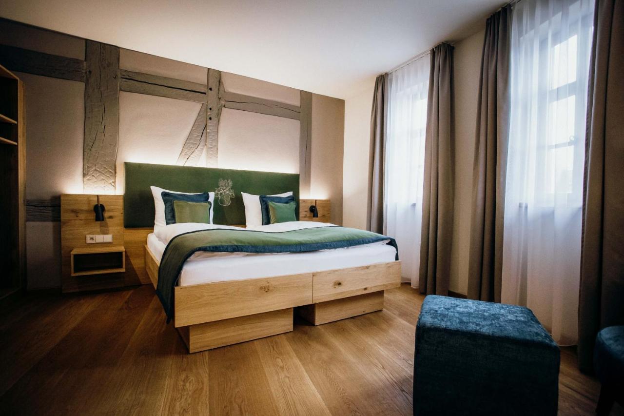 Zimmer mit Kingsize-Bett und Bergblick