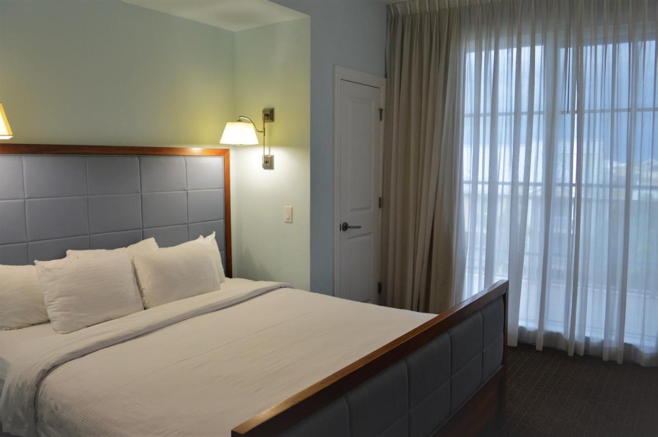 Three-Bedroom Suite with Marina View