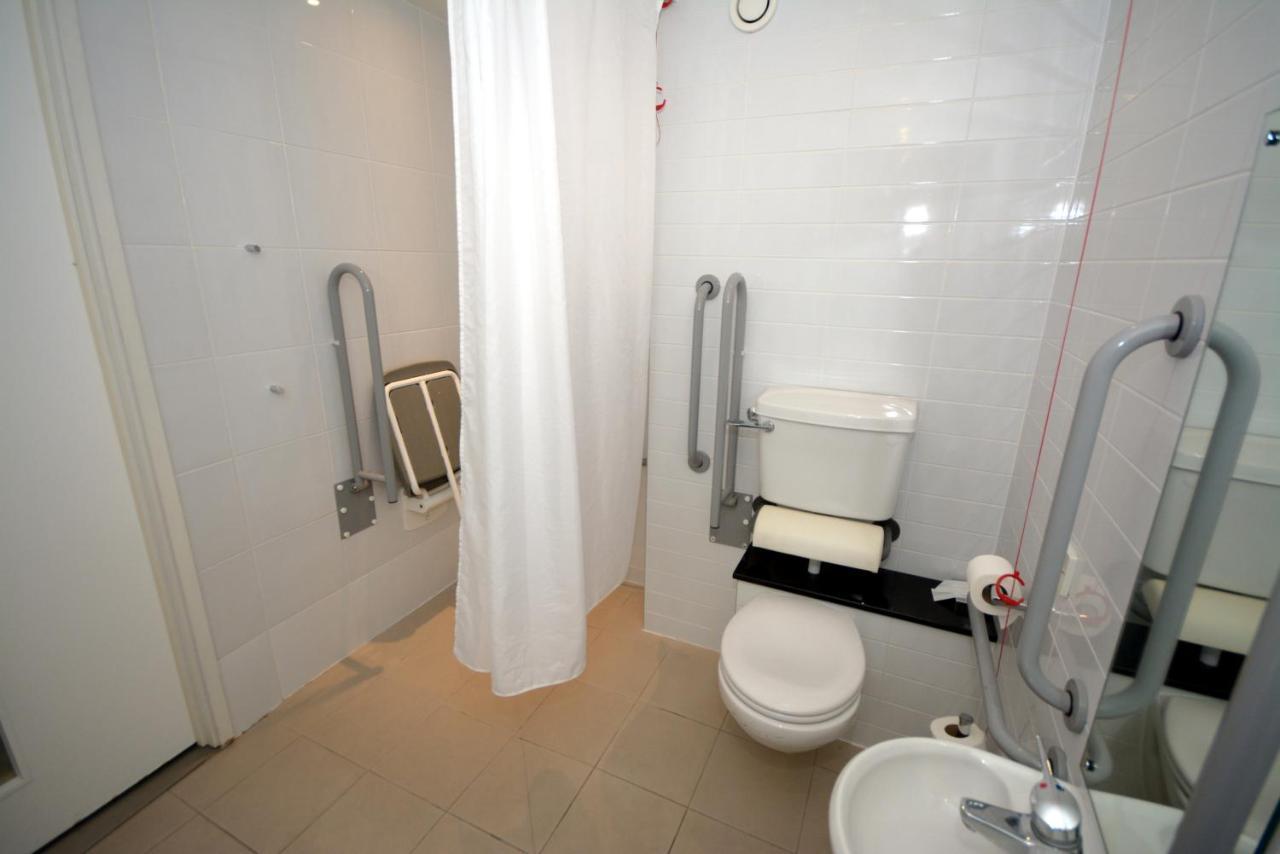 Standard Twin Room with Free Hot Breakfast - Accessible