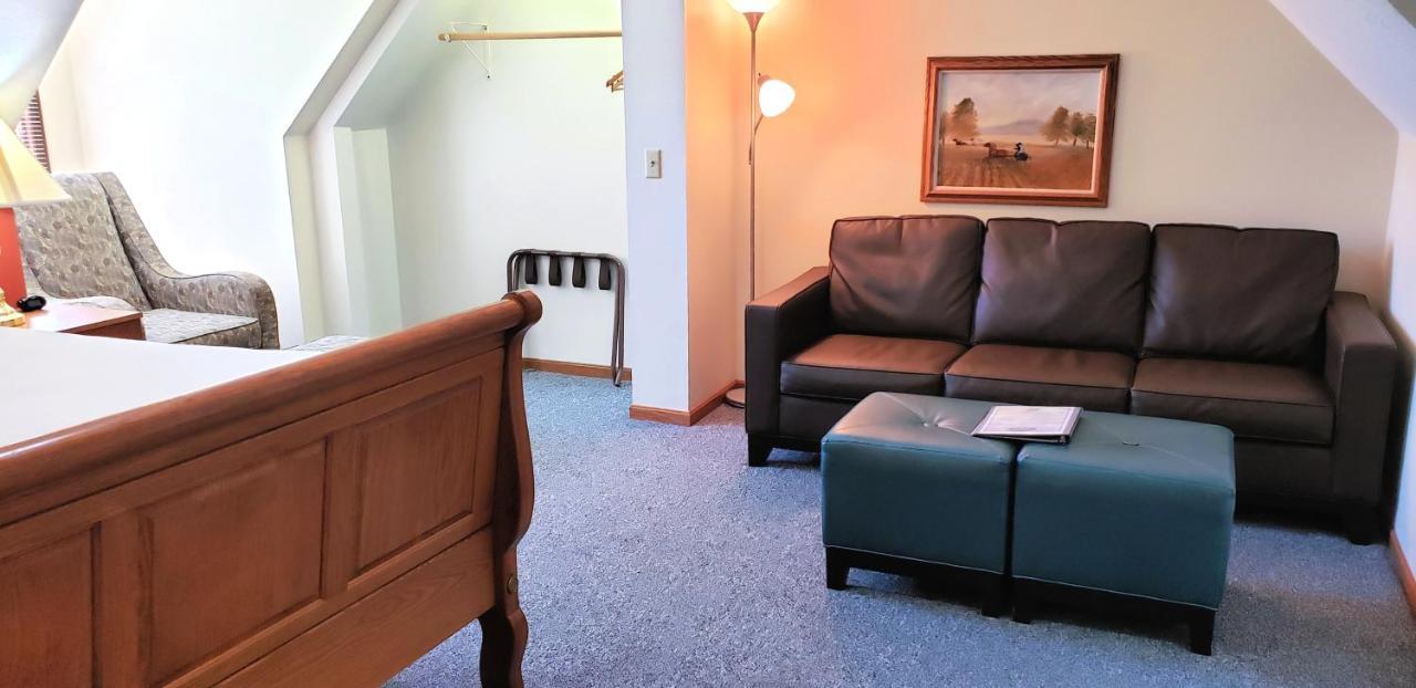 Carriage House King Room with Sofa #5