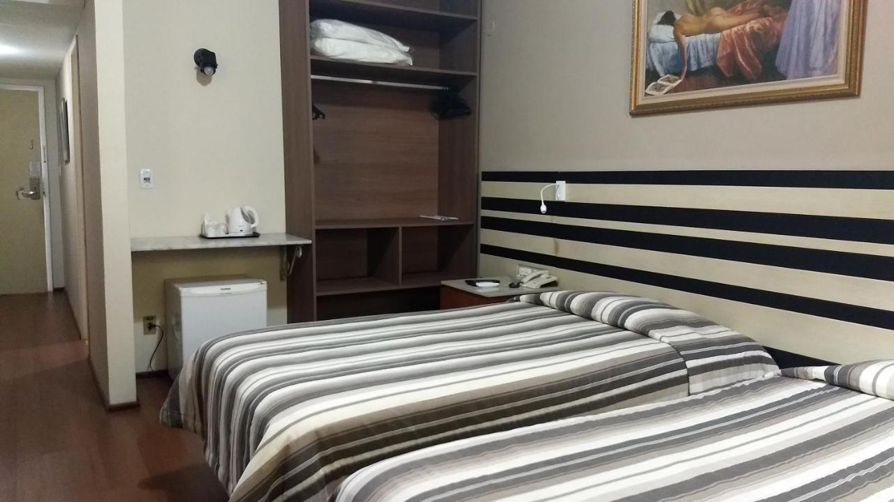 Quarto com 2 Camas de Solteiro
