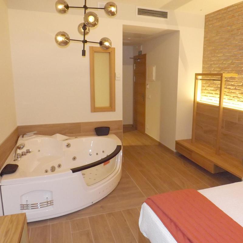 Suite with Spa Bath,1020304489:JPEG