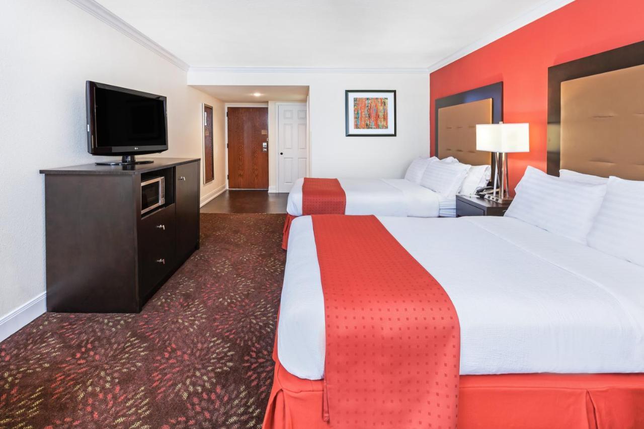 Standard Queen Room with Two Queen Beds and Roll-In Shower - Mobility Access