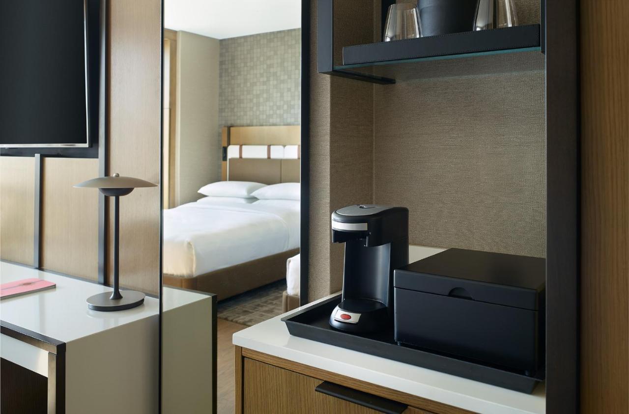 Guest room, 1 King, City view