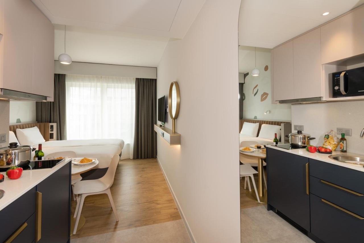 Elegantes Studio mit Doppelbett
