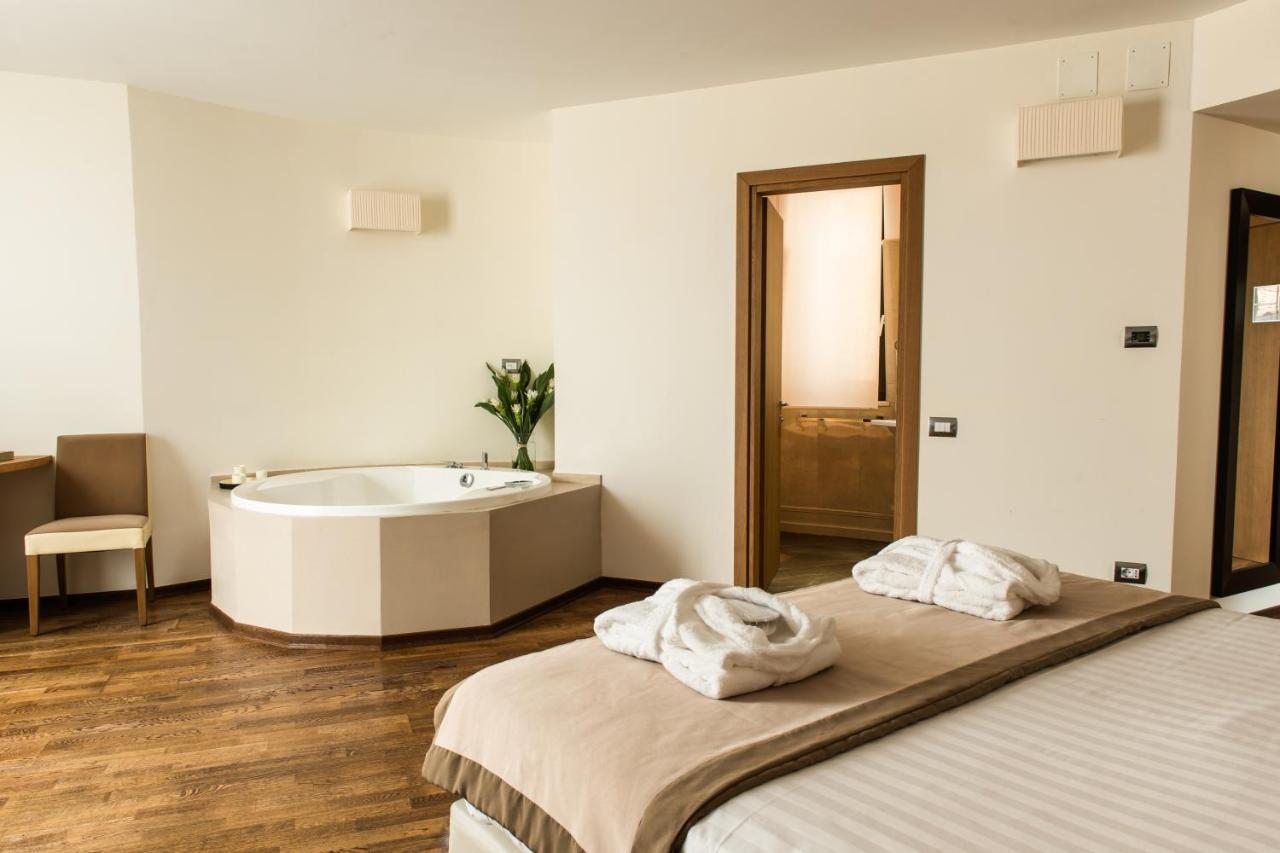 Deluxe Suite Spa Bath