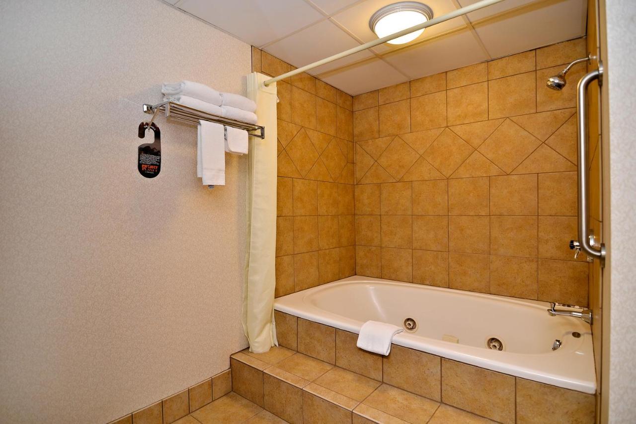 King Room with Hot Tub - Accessible/Non-Smoking