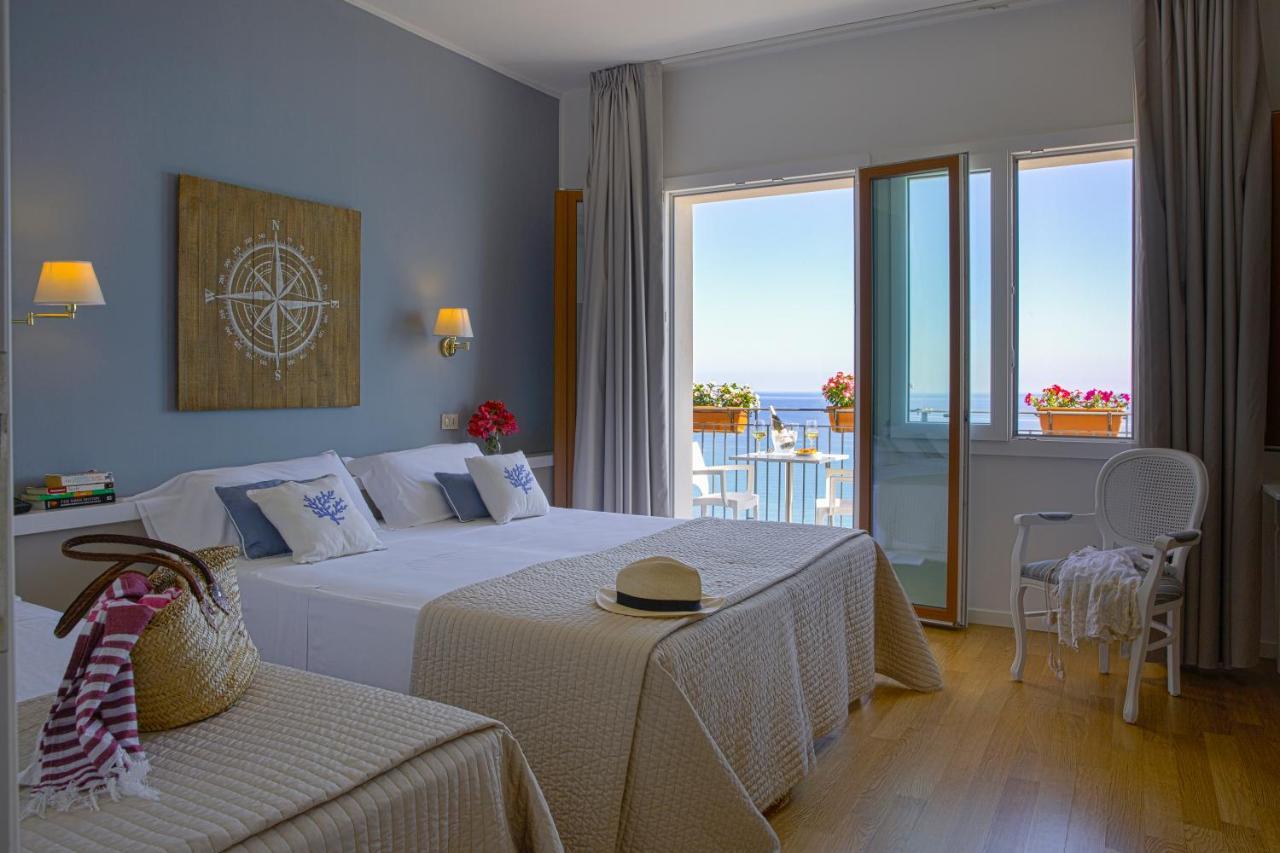 Camera Tripla con Balcone e Vista Mare