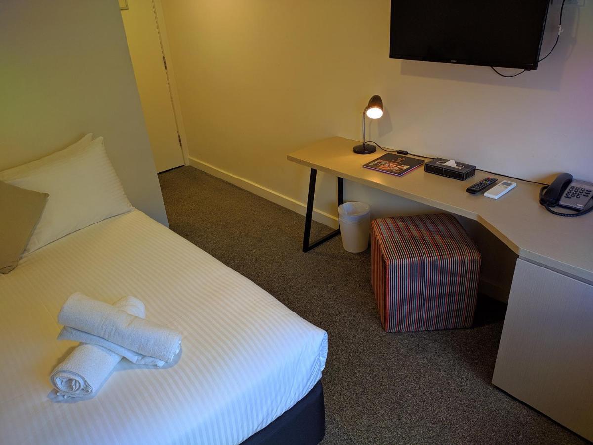 Kleines Zimmer mit Doppelbett