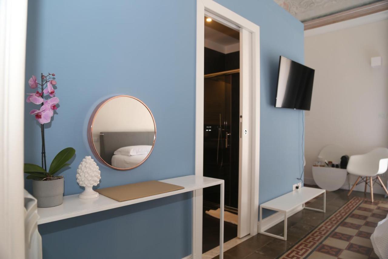 Zimmer mit Kingsize-Bett und Balkon