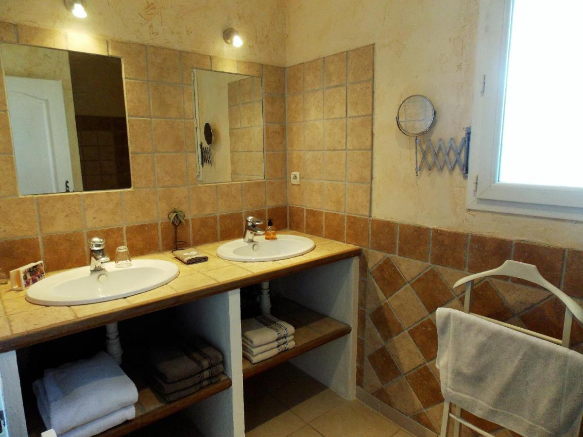 Chambre Lit Queen-Size - Vue sur Piscine