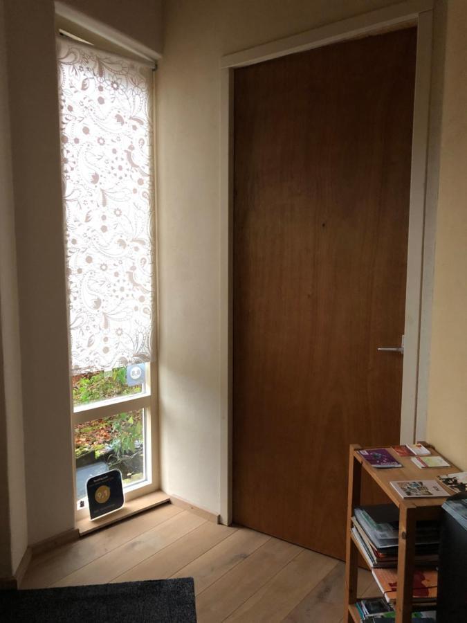 Tweepersoonskamer met 2 Aparte Bedden en Gedeelde Badkamer