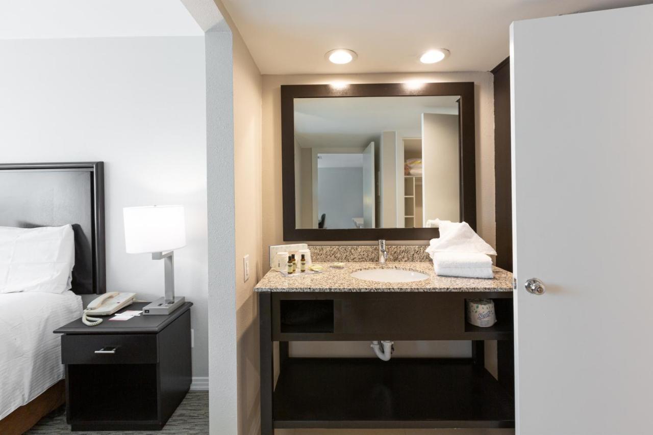 One Bedroom King Suite- Non-Smoking