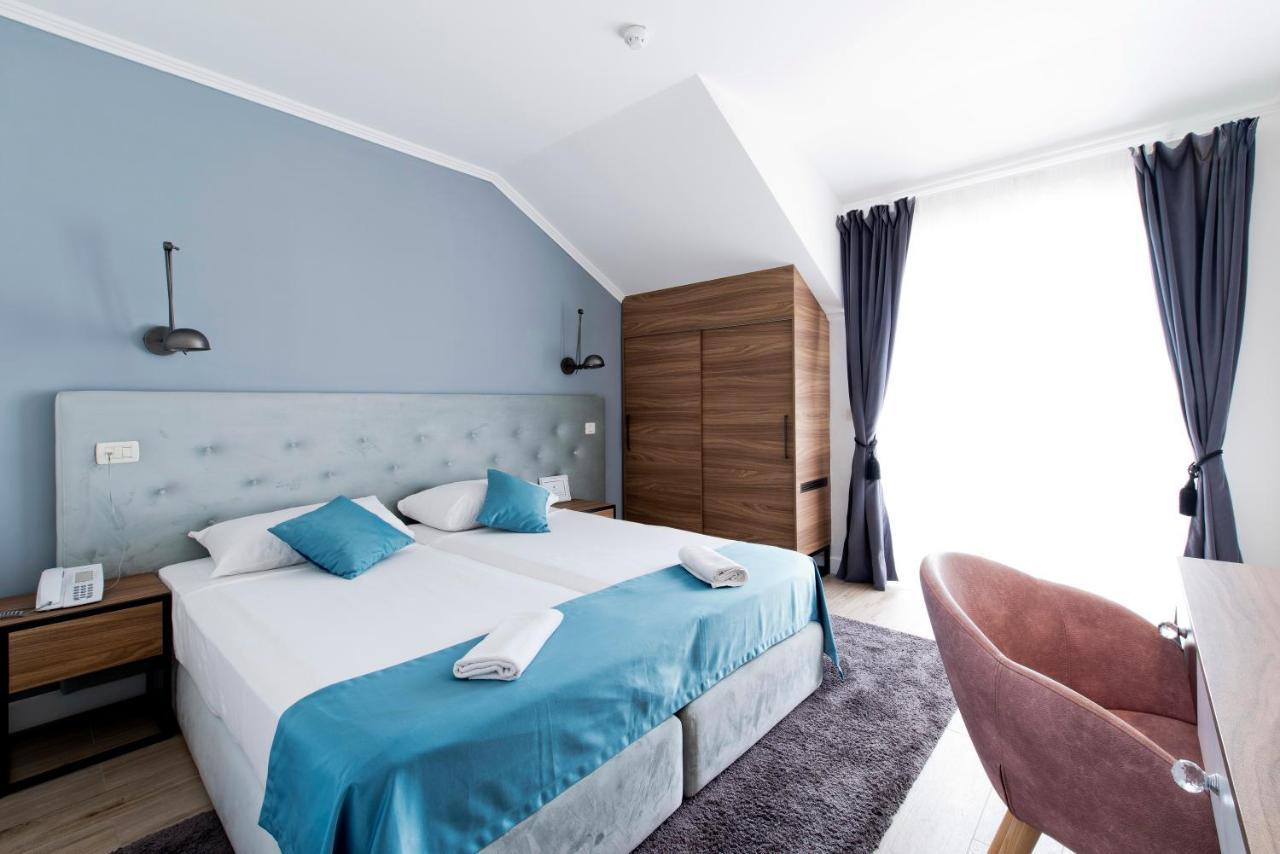 Doppel-/Zweibettzimmer mit seitlichem Meerblick