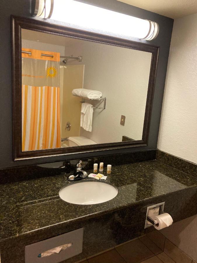 Deluxe King Suite with View - Non-Smoking