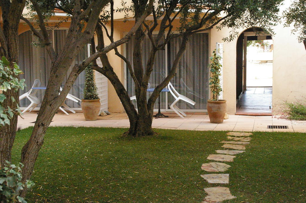 Studio with Unfurnished Juliet Balcony or Terrace - 2 Adults
