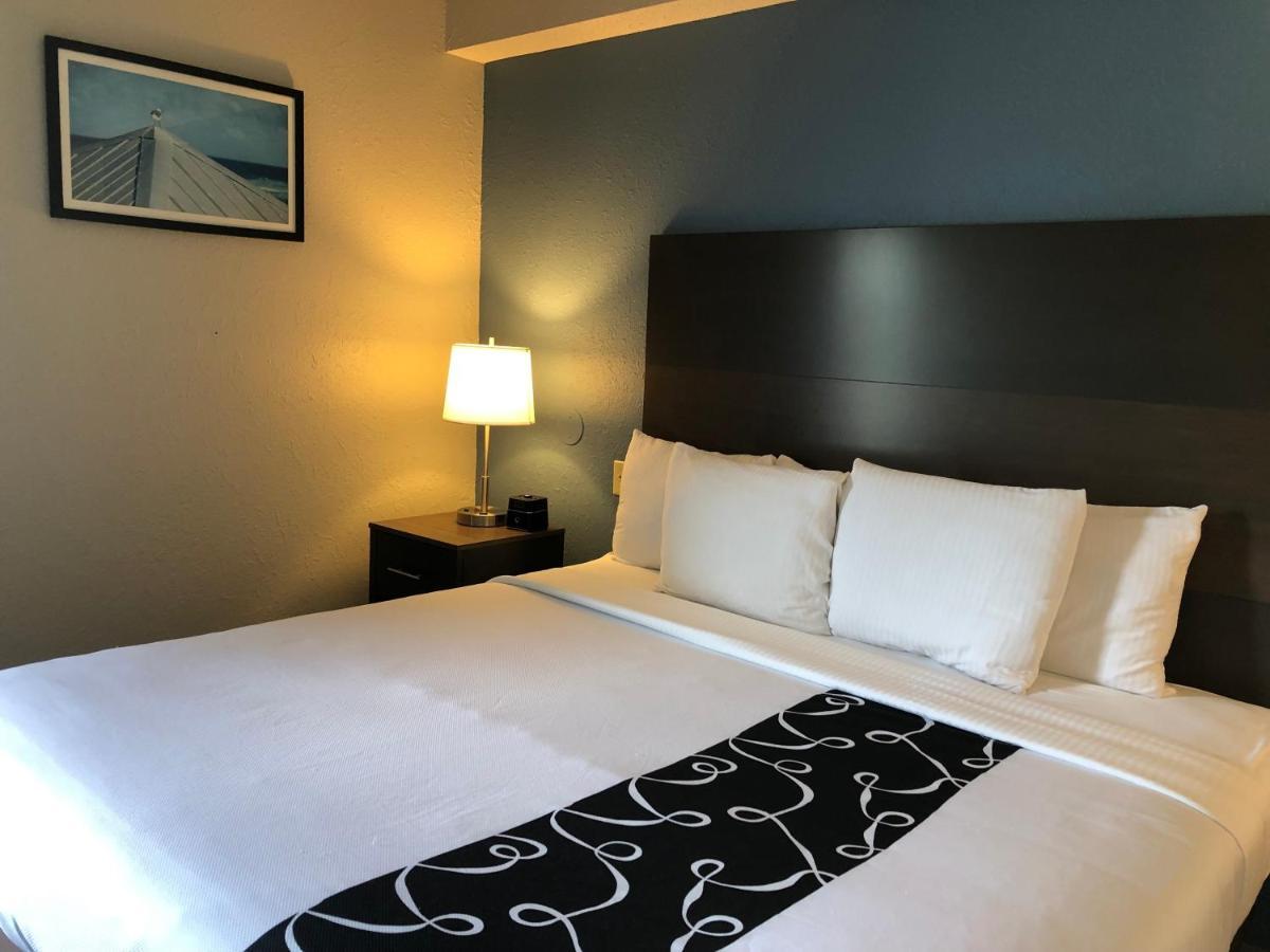Deluxe King Room with Bath Tub - Mobility/Hearing Accessible - Non-Smoking