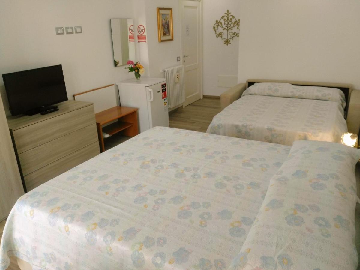 Zimmer mit Kingsize-Bett und Balkon