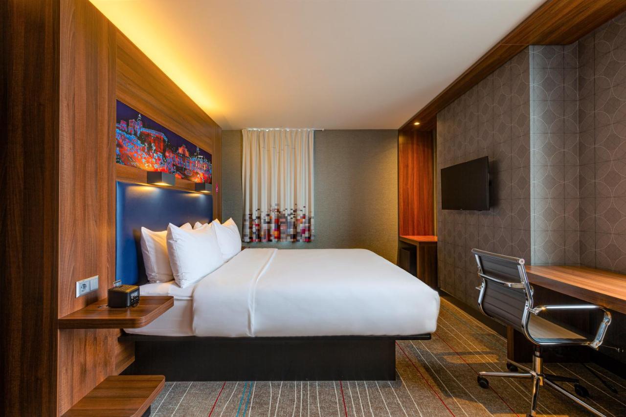 Kamer met Kingsize Bed en Uitzicht op de Stad