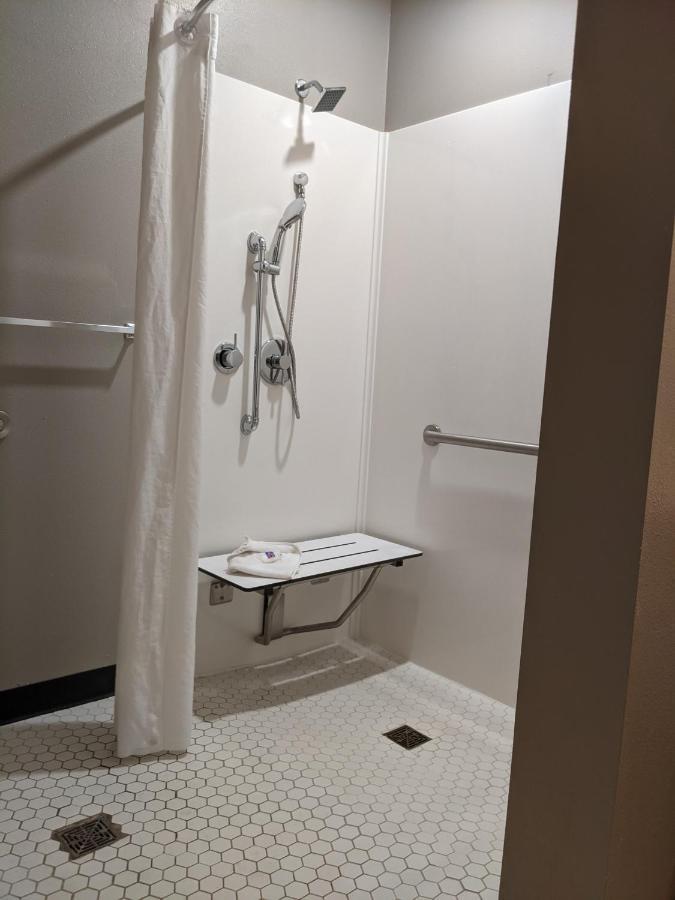 Queen Room - Disability Access - Roll in Shower