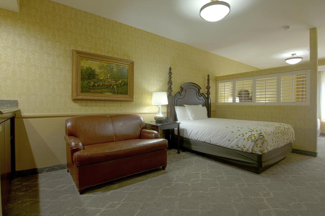 Deluxe Queen Room with Two Queen Beds - Non-Smoking