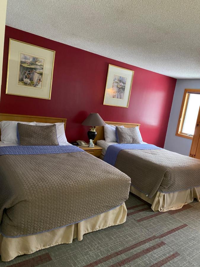Deluxe Suite with Two Double Beds - Non-Smoking