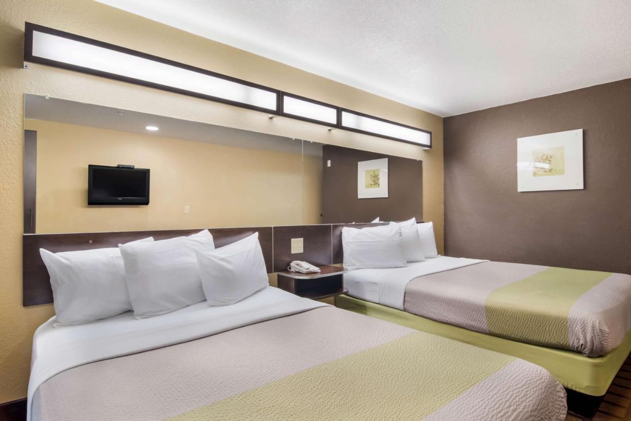 Deluxe Queen Room with Two Queen Beds - Non-Smoking
