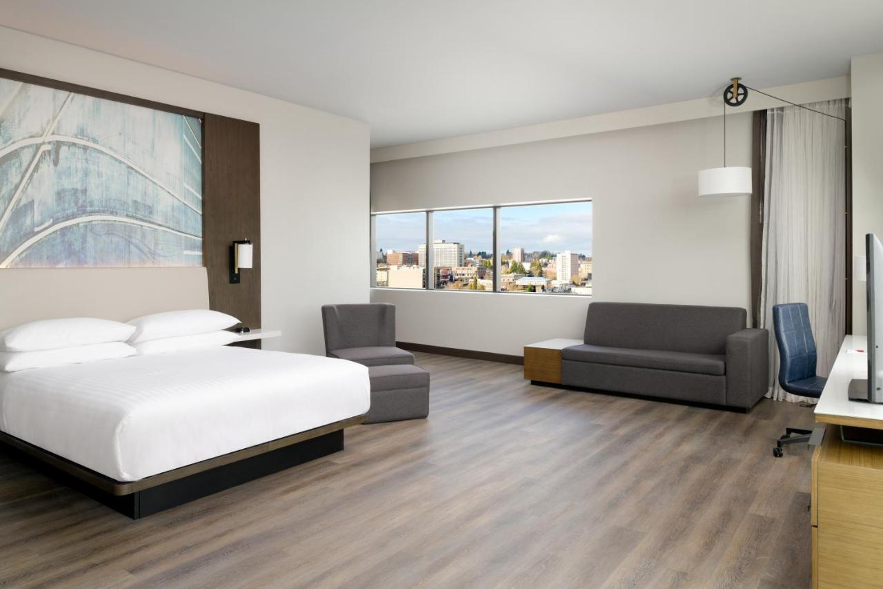 Executive Suite, 1 King, Sofa bed, City view, Corner room
