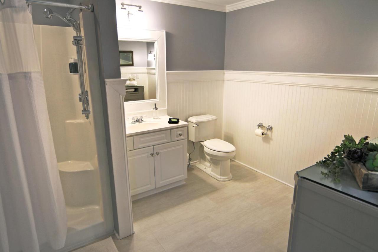 1st Floor King Guestroom