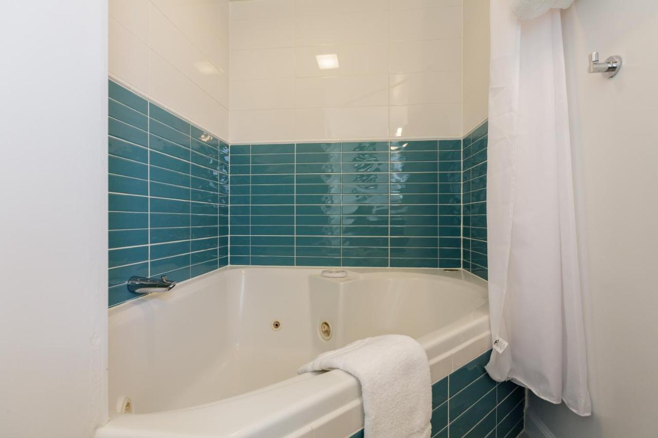 Queen Suite with Spa Bath