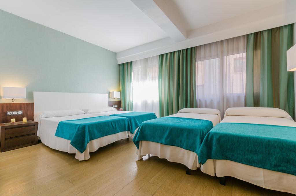Tweepersoonskamer met 2 Extra Bedden